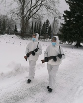 samoin kuin sankarihaudan kunniavartio. Tilaisuus oli lyhyt ja maskeja käytettiin kuten korona-aikana pitääkin.