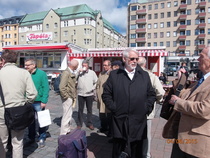 Vuonna 1960 Tampereen klassillisesta lyseosta ylioppilaaksi päässeet kokoontumassa Laukontorin laivarantaan.