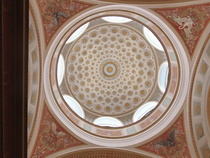 Kupolisalin katon hienot maalaukset eivät oikein päässeet oikeuksiinsa, kun ulkona oli harmaa ja pilvinen päivä. 