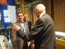 Hän vastaili hakkapeliittain kysymyksiin.