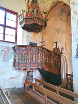 Kirkossa on kaksi saarnastuolia. Tämä on vuodelta 1701 ja sitä kannattelee Pyhä Kristoforos (= Kristuksen kantaja). 