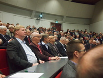 Seminaarin osanottajajoukkoa MpKK:n auditoriossa. Seminaariin osallistui arvioni mukaan noin 250 henkilöä. 