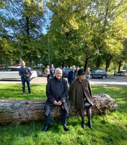 Antti-Jussi Räihä ja Eeva-Leena löysivät sopivan istumapaikan Sibeliuspuistosta.