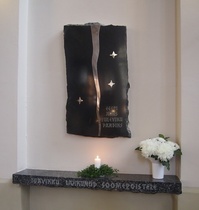 Suomen-poikien muistokivi Kaarlin kirkon seinässä