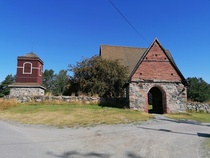 Hattulan Pyhän Ristin kirkko on valmistunut 1400-luvun loppupuolella. Erikoista on, että kirkko on rakennettu pääosin tiilistä.