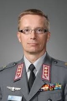 Eversti Risto Kolstela kertoi Turvallisuuskomitean tehtävistä ja siellä tapahtuvasta suunnittelutyöstä.