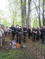 Kadetit tekevät kunniaa sankarivainajille.