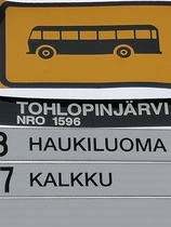 Linja-autopysäkki Tohlopin rantatiellä