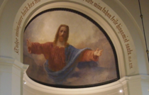 Alttarin yläosassa on Johann Köhlerin maalaus Jeesus vuodelta 1879.