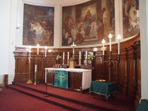 Alttarin alaosan maalaukset on tehnyt Sally von Kügelgeni vuonna 1889.