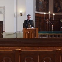 Sotilaspappi Peeter Paenurm saarnasi ja luki vuonna 2016 kuolleiden Suomen-poikien ja Viron vapausodan Tallinnan yhdistyksen jäsenten nimet.