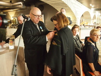 Itsenäisyysjuhlassa palkittiin kolme henkilöä Suomen Sotaveteraaniliiton ansiomitalilla: ensimmäisenä suurlähettiläs Kirsti Narinen.