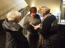 Eeva-Leena jakaa lippuja teatterin eteisessä.