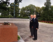 ovat laskeneet kukat hautapaadelle.