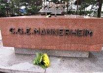 Keltainen kukkavihko kuvastaa ratsuväen värejä.