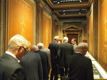 Arkiston etutilassa on esillä presidentti Mauno Koiviston presidenttikautenaan saamia kunniamerkkejä.