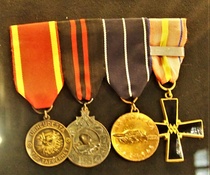 Mauno Koiviston kunniamerkkiripa, jota hän käytti muun muassa veteraanitilaisuuksissa.