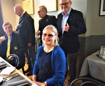 Yhdistyksemme ainoa lady on jo hymyilevänä paikalla.