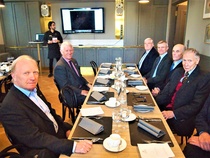 Tyhjät paikat täyttyvät pian, ja kokous voi alkaa.