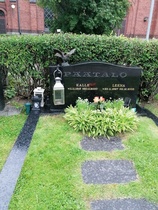 Lähelle sankarihautaa on haudattu kirjailija Kalle Päätalo,