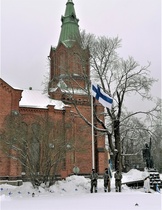 Messukylän uuden kirkon, valmistunut 1879 edustalla on Messukylän sankarihauta, jolle paikallinen kansalaisyhteisö ja seurakunta laskivat havuseppeleen talvisodassa kaatuneille sankarivainajille talvisodan muistopäivänä 13.3.2021