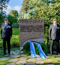 Muistokivi ja sen kunniavartio