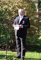 Juhlapuheen muistokivellä piti ex-puolustusministeri, FT Jussi Niinistö.