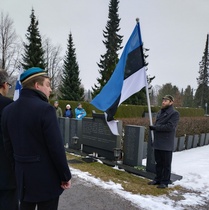Viron ja Suomen liput kantajineen asettuivat muistomerkin molemmille puolille.