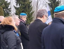 Muistojuhlaan saapuneita suomalaisia ja virolaisia muistomerkin edessä.