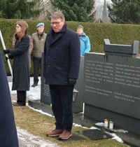 Suomen-poikien puheenjohtaja Risto Haimila kävi aluksi lävitse muistotilaisuuden ohjelman.