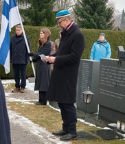 Viron Suomen suurlähettilän Sven Sakkov piti puheen muistomerkillä ja laski Viron valtion seppeleen sankarihaudalle.