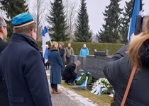 Myös muut yhteisöt, kuten muun muassa Viro-yhdistysten liitto ja Tuglas-seura osallistuivat tilaisuuteen ja laskivat kukat/seppeleen muistomerkille. 