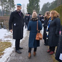 Muistotilaisuus on päättynyt ja vuorossa on pientä tarjoilua pöydällä ulkosalla.