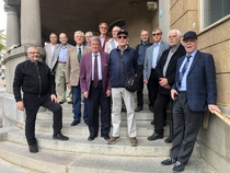 Vuoden 1960 ylioppilaat kokoontuivat luokkakokoukseen vanhaan kouluunsa ja yhteiskuvaan Tampereen Klassillisen lyseon portaille.