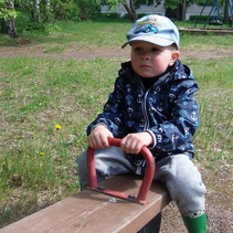 Viktor Siltamäen pihakeinussa keväällä 2017