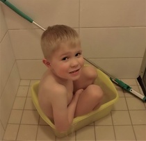 Vielä minä mahdun juuri ja juuri pieneen ammeeseen.