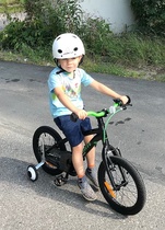 Viktorin saama uusi pyörä loppukesällä 2018. Se on muuten hänen toinen pyöränsä.