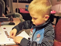 Viktor askartelee joulun alla 2018.