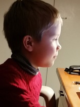 Viktor katsoo "Pikku Kakkosta" tietokoneelta.