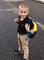 Viktor aloitti koulun 13.8.2020. Tässä hän seisoo koulunsa pihalla ensi kertaa. Huomaa vasemmassa ranteessa vasta saatu kellopuhelin.