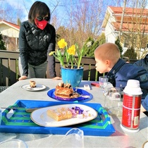 Viktor puhaltaa 8 kynttilää sammuksiin äidin tekemästä syntymäpäiväkakusta.