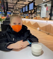 Viktor koronamaskissaan loppuvuonna 2021