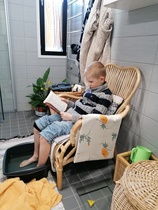 Viktor jalkakylvyssä Hyvinvointihuoneessa Siltamäessä 30.3.2022