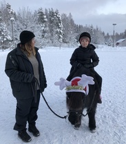 Viktor on jo päässyt ponin selkään.
