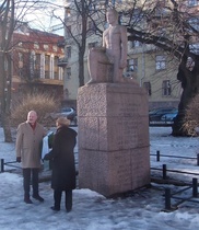 Seppeleenlaskijat muistomerkin juurella.