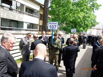 Hänen johdollaan marssimme.