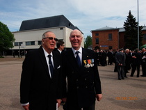 Pikkuserkukset tapasivat juhlakentällä.