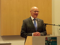 Säätiön puheenjohtaja Harri Kainulainen toi jakopuheessaan esille Sotavahinkosäätiön historian eri vaiheita ja tässä tilaisuudessa palkittavien ansioita.