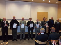 Suomen Reserviupseeriliiton palkitut ja Sotavahinkosäätiön edustajat yhteiskuvassa