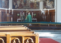 Jaak Aus avusti ehtoollisen jaossa. Suomen Viron suurlähettiläs Kirsti Narinen lauloi kolme laulua kirkkojuhlasssa.